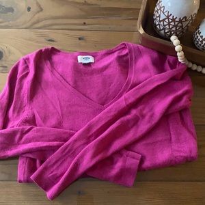 V-neck magenta sweater
